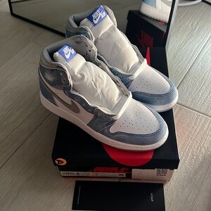 Air Jordan 1 Retro High OG Sneaker 
hyper royal/white